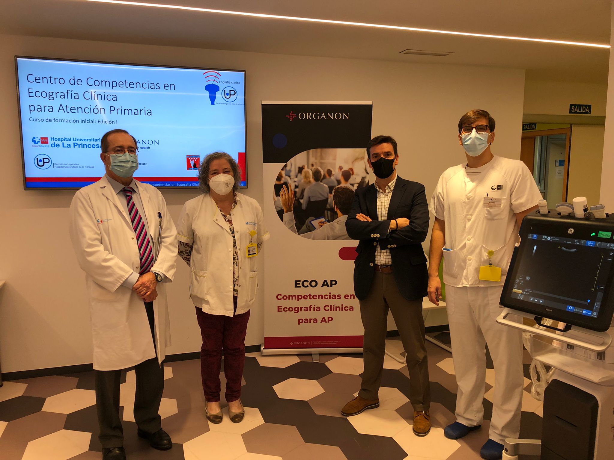 En la foto de izquierda a derecha: Dr. Fidel Illana Robles (Director Gerente del Hospital de La Princesa); Dra. Carmen del Arco Galán (Coordinadora de Urgencias); Sergio Guijarro (Organon), y Dr. Andrés von Wernitz Teleki (Director del Curso, Urgencias).
